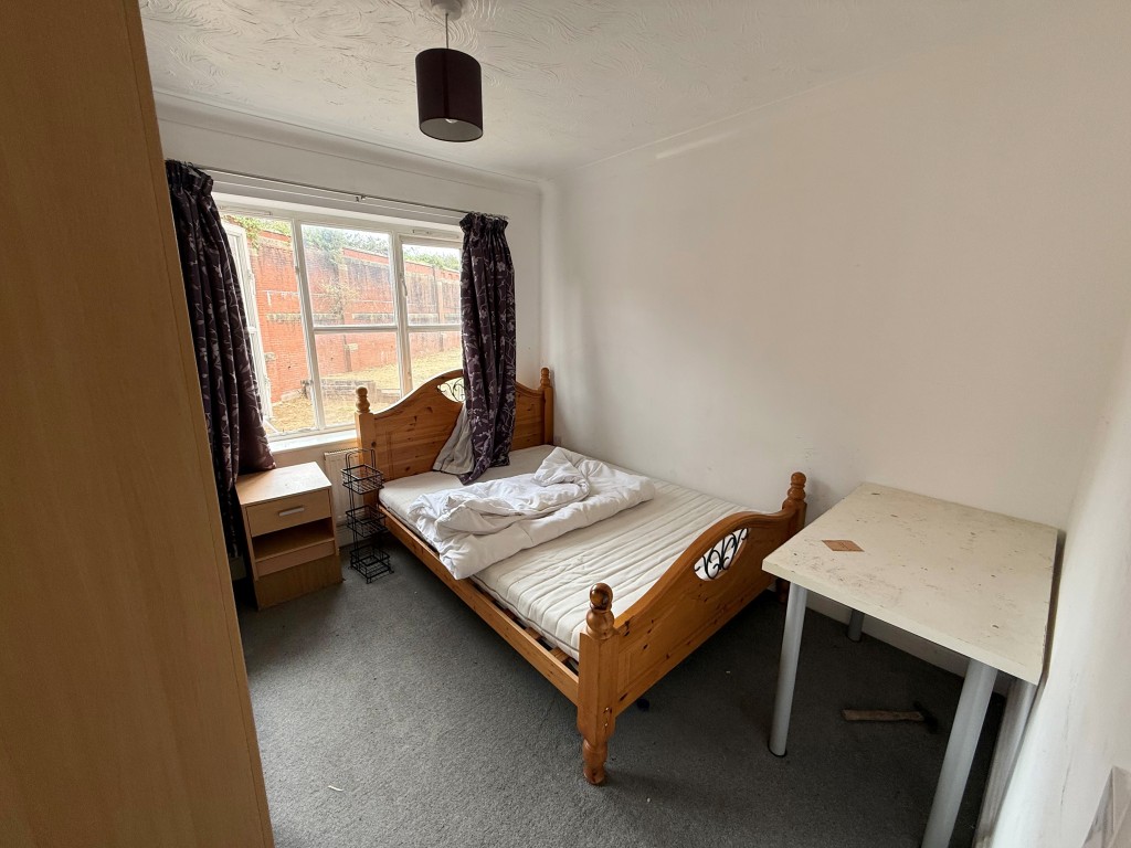 Lot: 36 - TWO-BEDROOM FIRST FLOOR FLAT FOR IMPROVEMENT - Carpeted 2nd bedroom with window